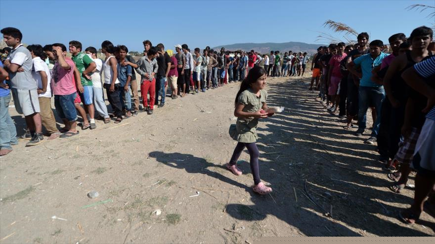 Inmigrantes esperan recibir comida en la isla griega de Kos. 