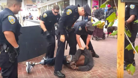Video: Policías de EEUU arrojan contra suelo a discapacitado negro