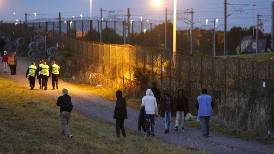 Inmigrantes africanos esperan cruzar frontera británica.