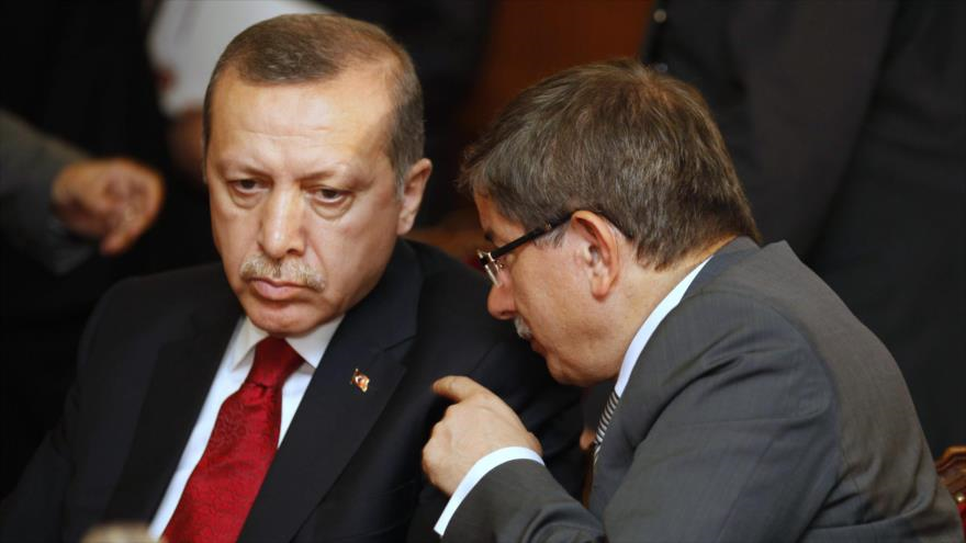 El primer ministro turco, Ahmet Davutoglu (dcha.), junto con el presidente de Turquía, Recep Tayyip Erdogan (iza.).