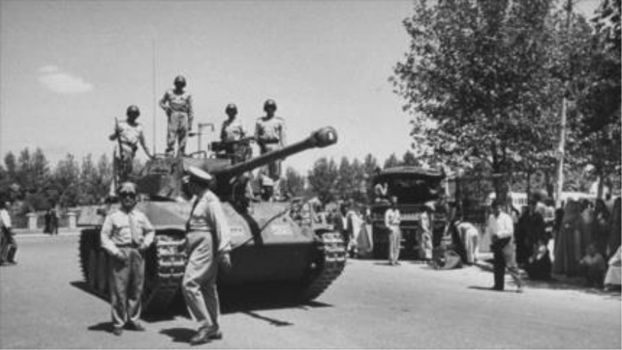 El golpe de Estado del 19 de agosto de 1953, ejecutado por militares iraníes, fue ordenado por EE.UU. y el Reino Unido, y derrocó al entonces primer ministro iraní Mohamad Mosadeq.