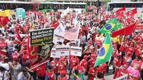 Marchan en varios estados de Brasil en apoyo a Rousseff