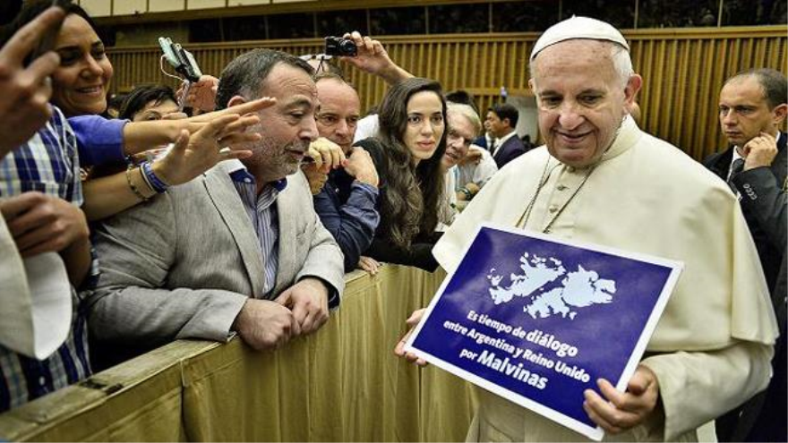 El papa Francisco fue fotografiado mientras sostenía un cartel en el que se leía “es tiempo de diálogo entre la Argentina y el Reino Unido por Malvinas”.19 de agosto de 2015 
