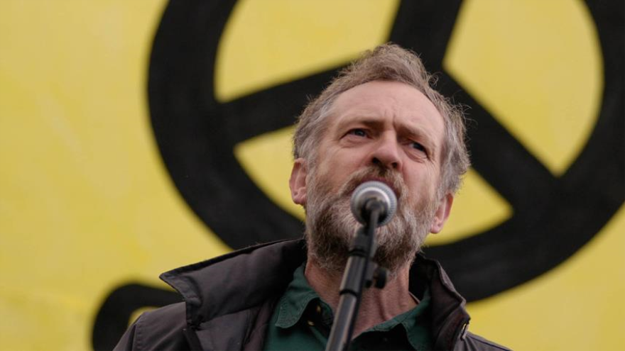El diputado británico Jeremy Corbyn, candidato a liderar el Partido Laborista, pronunciando un discurso antibelicista.