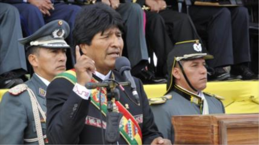 El presidente de Bolivia, Evo Morales, ofrece un discurso con ocasión del115º aniversario de la creación de la Escuela Militar de Sargentos "Maximiliano Paredes", 21 de agosto de 2015.