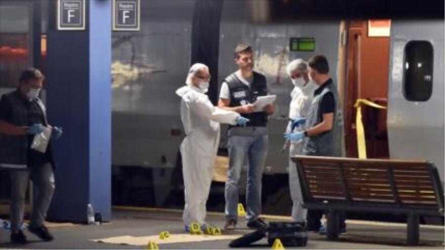 Agentes investigan la escena del tiroteo, 21 de agosto de 2015