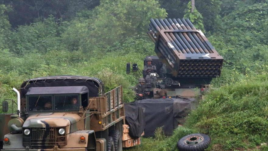 Un sistema de lanzamiento múltiple de cohetes del Ejército de Corea del Sur, desplegado en zona fronteriza de Yeoncheon, 23 de agosto de 2015