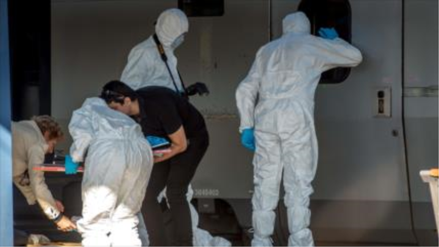 Agentes investigan la escena en la plataforma al lado del tren Thalys en la estación principal de la ciudad francesa de Arras (norte). 22 de agosto de 2015.