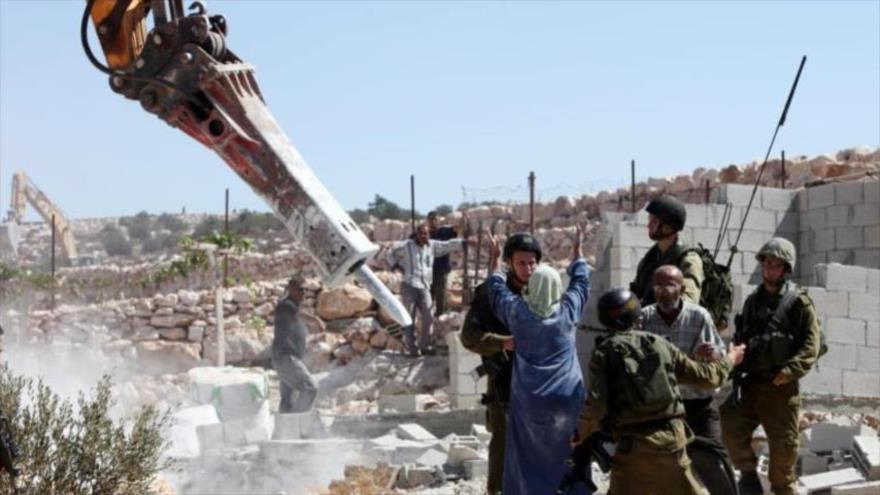 Soldados israelíes destruyendo casas de palestinos en desierto de Néguev