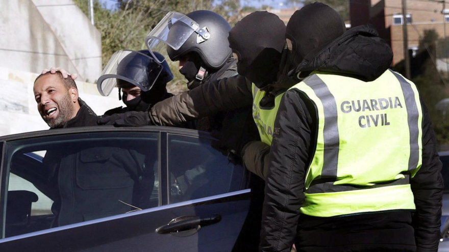 Guardia civil española detiene a un hombre sospechoso de terrorismo.