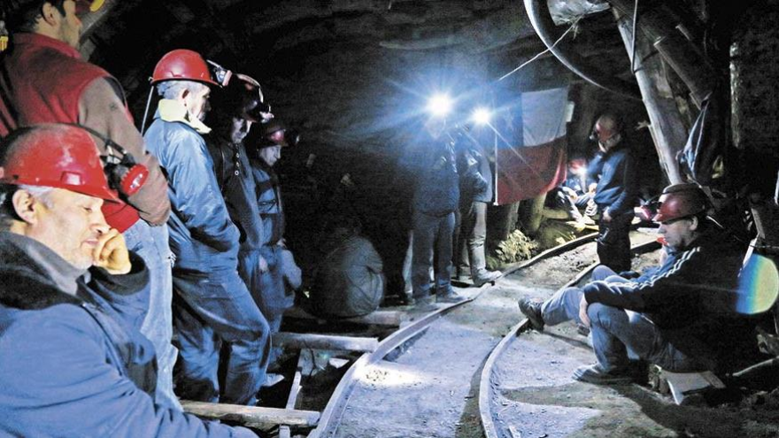 Los trabajadores en huelga de hambre de la mina de carbón Santa Ana, en su encierro a más de 900 metros bajo la tierra.
