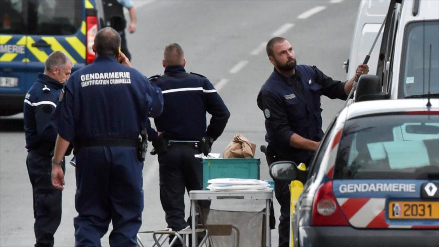 Miembros de la gendarmería registran una carretera cerca de un campamento de gitanos en Roye, norte de Francia.