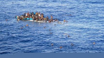 Fragata alemana rescata a 200 refugiados frente a Lampedusa