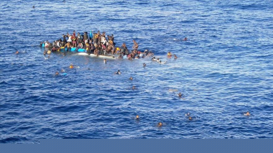 Un barco de inmigrantes hundiéndose en el Mediterráneo.