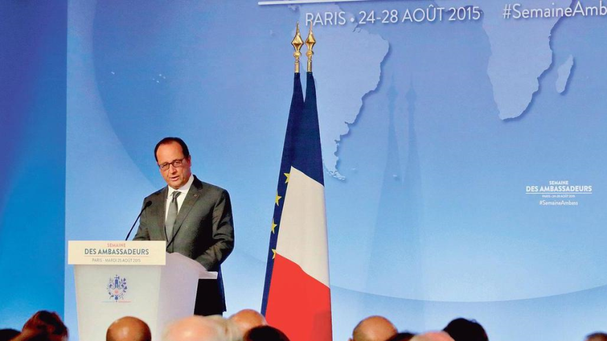 El presidente francés, François Hollande, se dirige a los embajadores franceses reunidos en París, 25 de agosto de 2015.