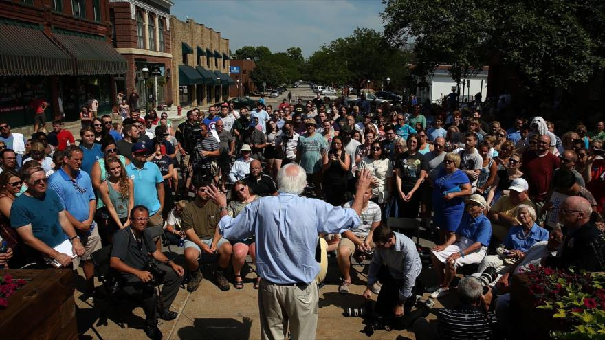 El candidato presidencial estadounidense Bernard ‘Bernie’ Sanders se dirige a un grupo de personas en una calle de Eldrige (Iowa, centro), 16 de agosto de 2015.