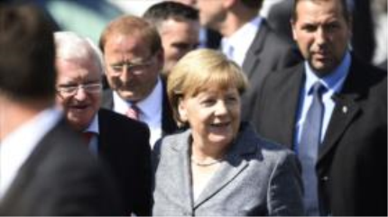 Merkel visita centro de refugiados tras críticas por no abordar xenofobia