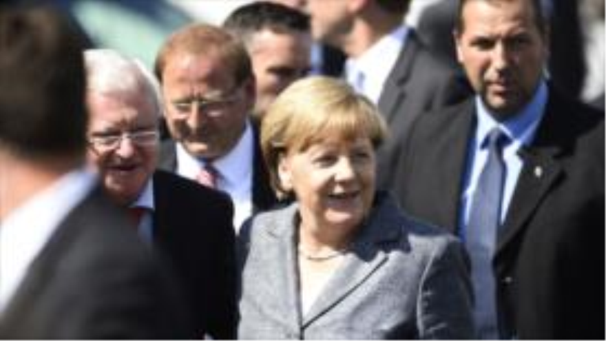 La canciller alemana, Angela Merkel, visita el centro de refugiados en Heidenau (este), 26 de agosto del 2015.