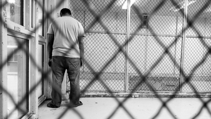 Un recluso espera en una celda en el Centro de Detención de San Antonio.