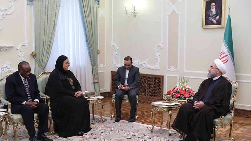 El presidente iraní, Hasan Rohani (derecha), y la ministra de Asuntos Exteriores de Ghana, Hanna Tetteh, en una reunión en Teherán, capital iraní, 26 de agosto de 2015.