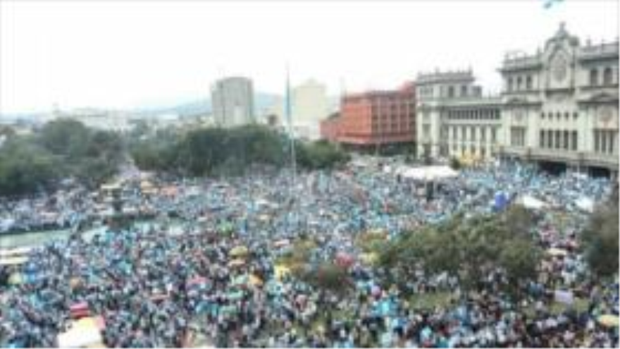 Miles de guatemaltecos se reúnen en la plaza central para demandar la dimisión de Pérez. 27 de agosto de 2015