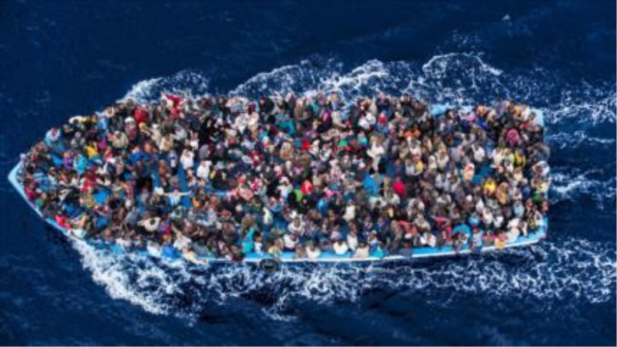 Inmigrantes africanos que buscan asilo en Italia empaquetados en un barco, junio del 2014.