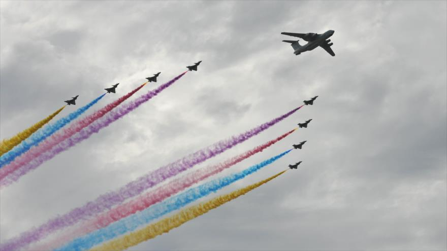 Una formación de aviones militares durante un ensayo general previo a las celebraciones del 70 aniversario del fin de la II Guerra Mundial en Pekín. 23 de agosto de 2015