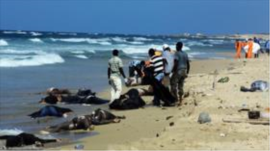 Cuerpos de inmigrantes muertos tras naufragio en el mar Mediterráneo.