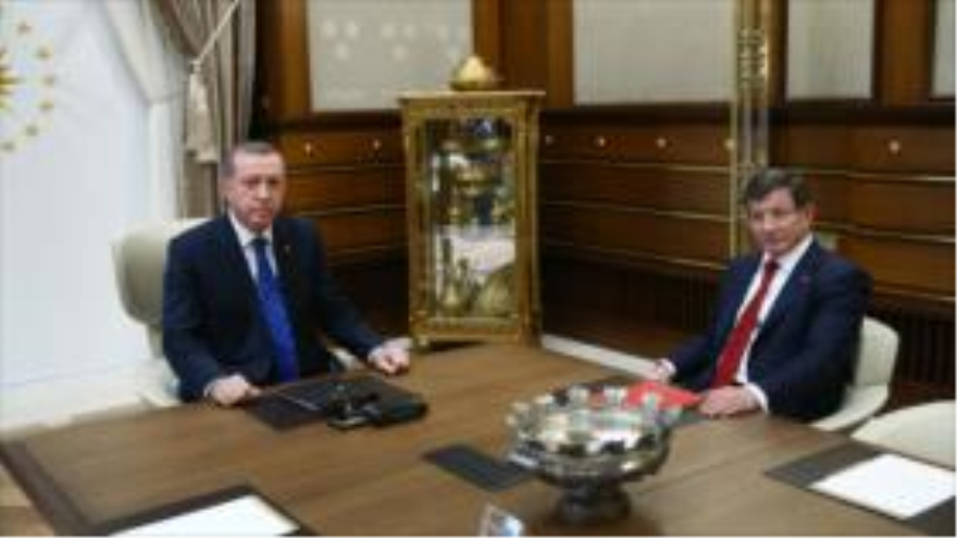 El presidente de Turquía, Recep Tayyip Erdogan (izquierda), y el primer ministro, Ahmet Davutoglu, durante una reunión en el palacio presidencial en Ankara, capital turca. 28 de agosto de 2015 
