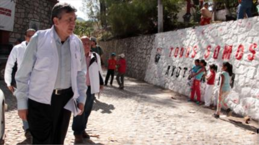 Luis Raúl González, el director de la CNDH se presenta en la Escuela Normal de Ayotzinapa, en Iguala, donde se desparecieron 43 normalistas el pasado septiembre. 