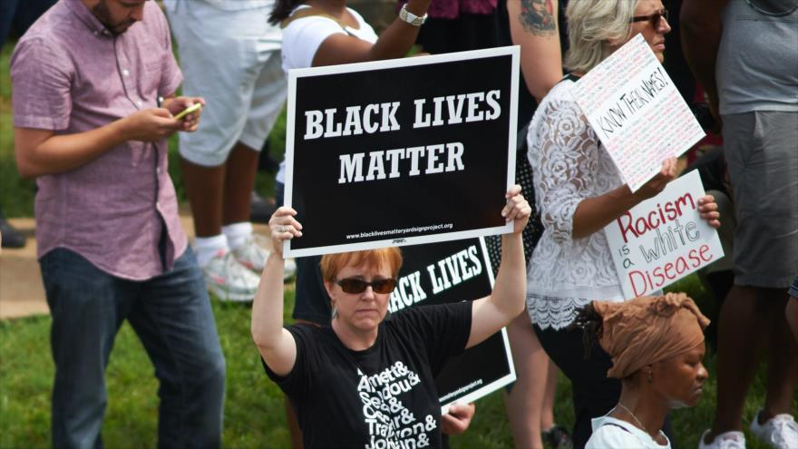 Protesta de los activistas de "Black Lives Matter" (La Vida de los Negros Importa) durante la conmemoración de la muerte del joven afroamericano Michael Brown a manos deun policia blanco, en Ferguson, Estado de Misuri, el 9 de agosto del 2015