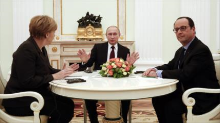 De izda. a dcha., la canciller alemana, Angela Merkel, el presidente ruso, Vladimir Putin y el presidente francés, François Hollande, reunidos en Moscú, 6 de febrero de 2015.