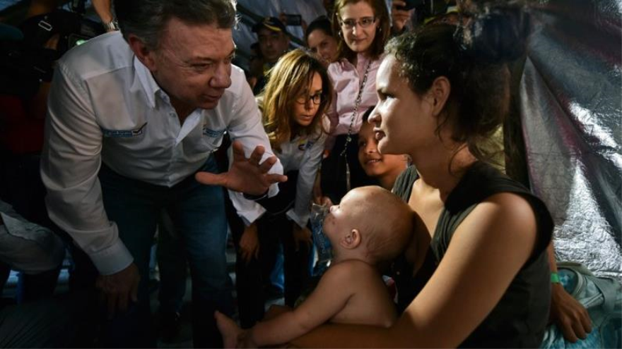 El mandatario colombiano conversa con una refugiada en la zona fronteriza con Venezuela.