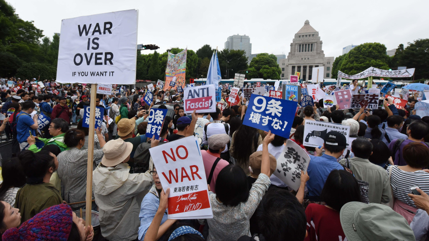 Los japoneses protagonizan una manifestación antigubernamental frente al Parlamento. 30 de agosto de 2015