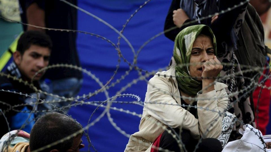 Una refugiada espera en la frontera de Grecia para poder pasar a Macedonia.