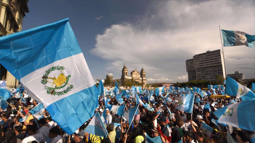 Guatemaltecos no abandonan las calles y piden dimisión de presidente