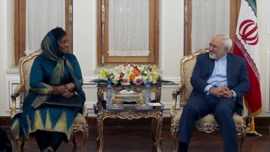 La viceministra de Exteriores de Sudáfrica, Nomaindia Mfeketo (izqd.) y el ministro iraní de Asuntos Exteriores, Mohammad Javad Zarif durante una reunión en Teherán, capital persa. 30 de agosto de 2015.