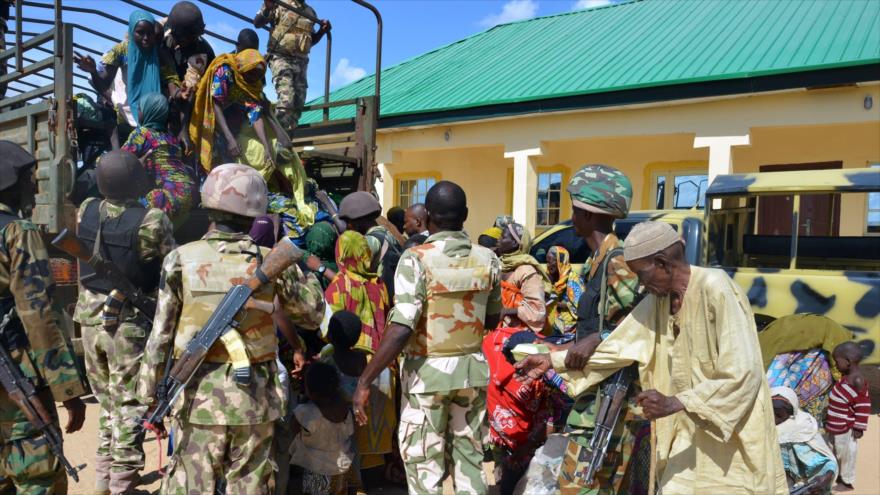 Soldados nigerianos ayudan a un grupo de personas rescatadas de manos de Boko Haram. 30 de julio de 2015, estado de Borno (noreste)