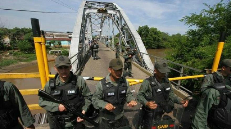 Las fuerzas de seguridad de Venezuela cierran la frontera con Colombia