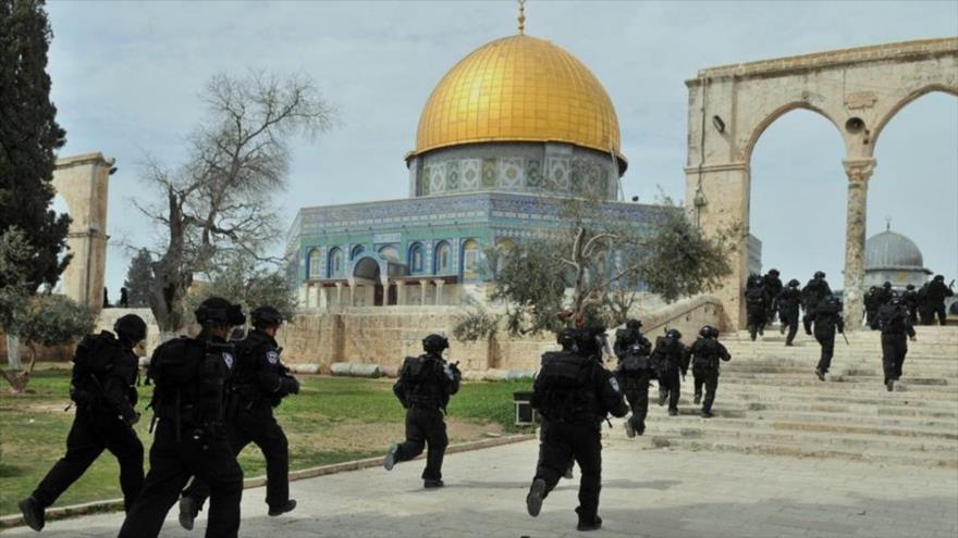 Soldados israelíes atacan la Mezquita Al-Aqsa.