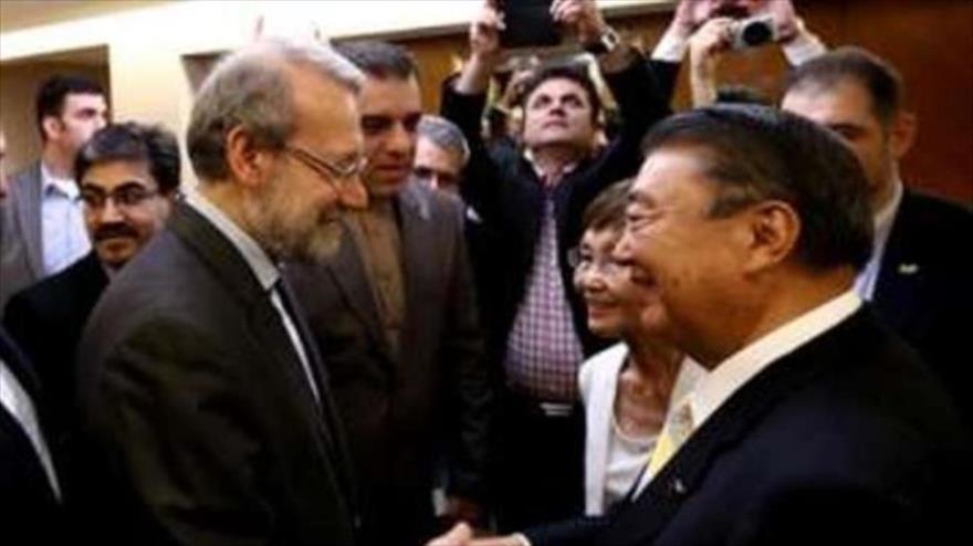 El presidente del Parlamento de Irán, Ali Lariyani (izquierda), y el presidente de la Cámara de Representantes de Japón, Tadamori Oshima, en una reunión en Nueva York, EE.UU., 30 de agosto de 2015.