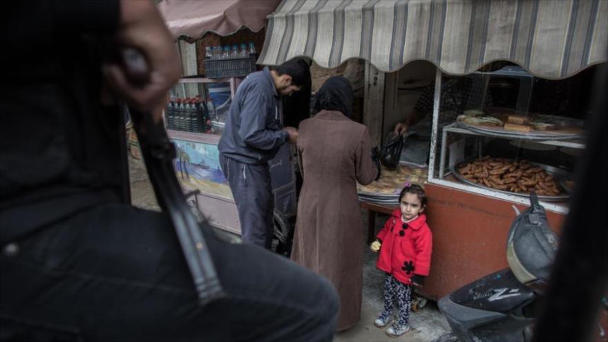 Una niña palestina que vive junto con su familia en el campo de refugiados palestinos Ain al-Hilweh, en el sur de El Líbano.