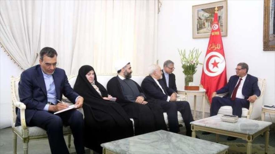 El primer ministro tunecino, Habib Essid (derecha), y el canciller iraní, Mohamad Yavad Zarif, en una reunión en la capital homónima de Túnez, 31 de agosto de 2015.