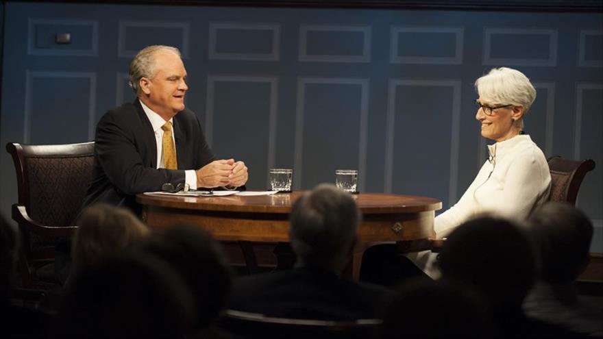 La subsecretaria de Estado para Asuntos Políticos de Estados Unidos, Wendy Sherman (derecha), durante el programa Foro Americano del canal estadounidense de PBS, 28 de agosto de 2015.