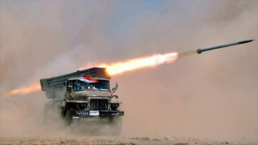 Un vehículo lanza cohetes del Ejército sirio durante una operación antiterrorista.