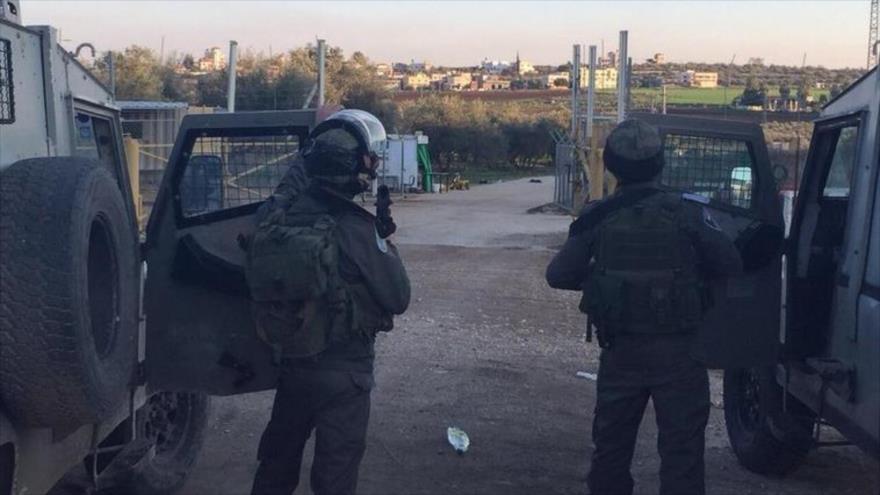Fuerzas del régimen israelí desplegadas cerca de la ciudad cisjordana de Yenin.