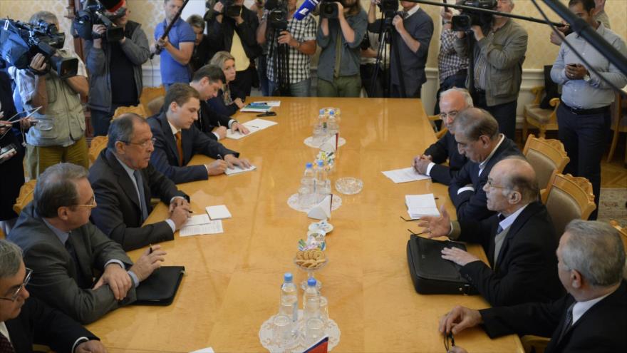 La reunión del canciller de Rusia, Serguei Lavrov, con los grupos de la oposición siria en Moscú, capital rusa, 31 de agosto de 2015.