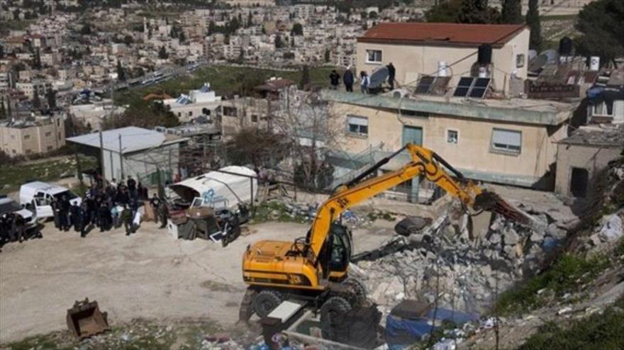 buldóceres israelíes demuelen casas de palestinos.
