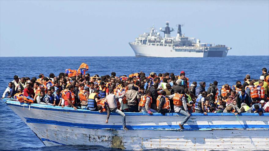 Desesperados, los norafricanos que escapan de hambrunas y guerras se amontonan en barcazas precarias. Pueden morir asfixiados o ahogados antes de llegar a las costas italianas.