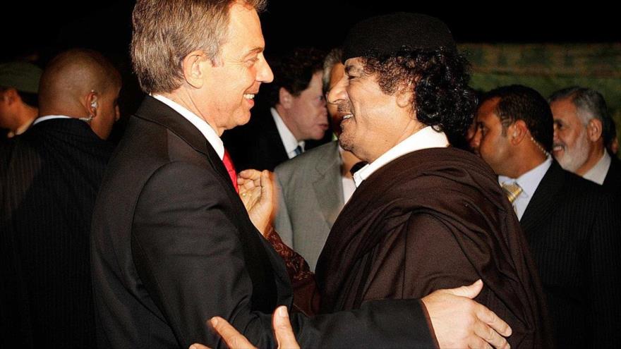El ex primer ministro británico, Tony Blair (izda.), y el exdictador libio, Muamar Gadafi.